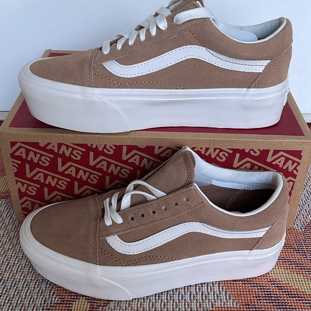 Vans WMNS Old Skool Stacked Soft Suede Burro/True White 
VN0A7Q5MB69
Platforms - Picture 2 of 16